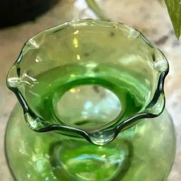 Vintage small green Anchor Hocking vase with ruffled edge - Picture 3 of 6